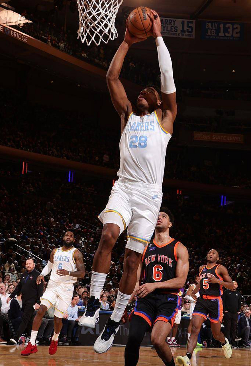 尼克斯队客场险胜湖人