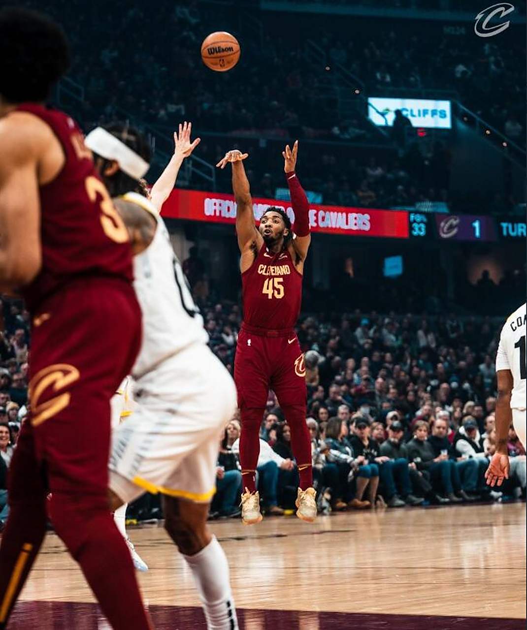 开云体育官方网站-包含新秀砍分：爵士主场击败太阳，米切尔砍下30+的词条