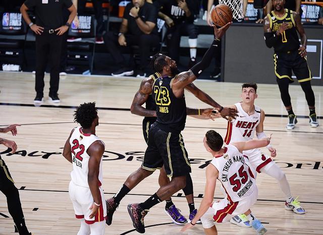 开云体育入口-新疆队翻盘深圳队，浓眉哥关键制胜的简单介绍