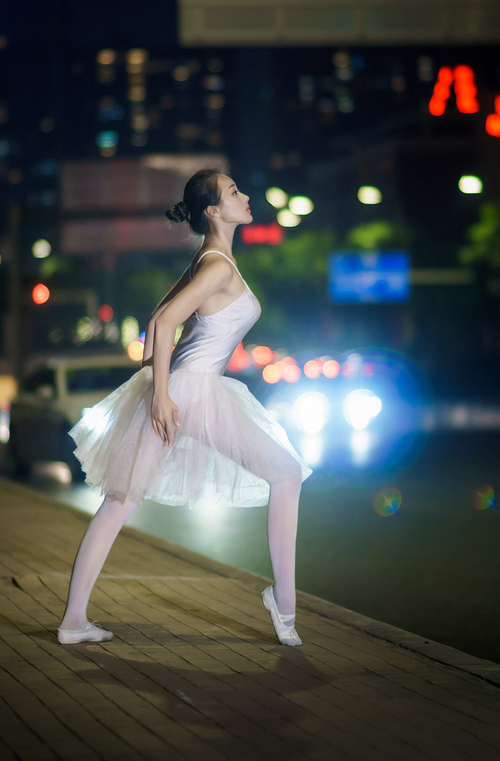 开云APP-跨洲际篮球之夜，猛龙体系完胜上海，西甲德比布伦森闪耀